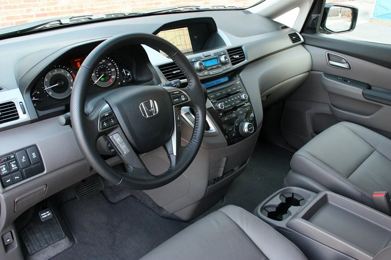 Хонда одиссей 2007 салон. Honda odyssey 2017 салон. Honda odyssey 2018 интерьер. Хонда одиссей 2005 салон. Honda odyssey 2 салон.