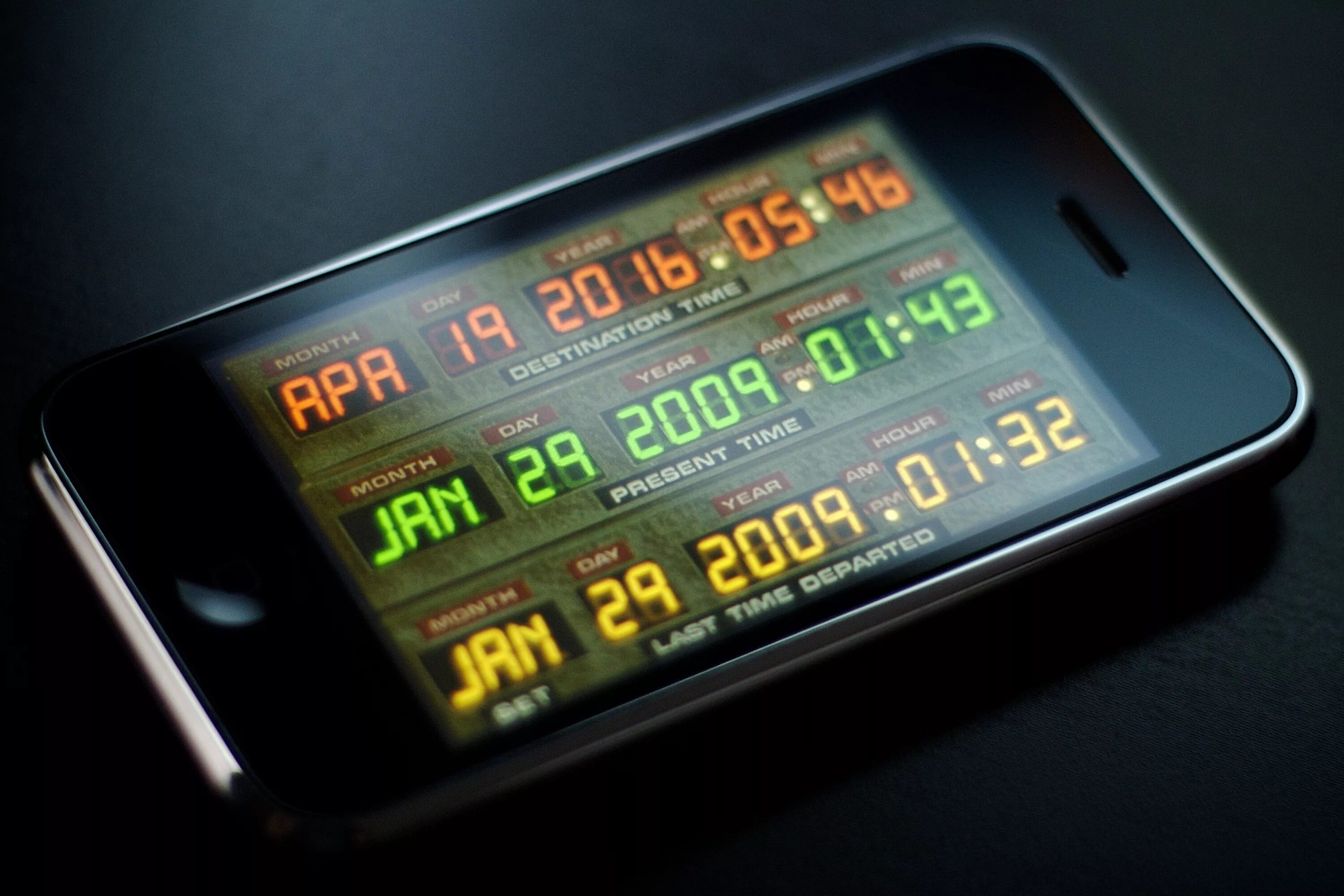 Телефон машина времени. Экран машины времени. Часы DELOREAN. Будущее машины времени смартфоны.