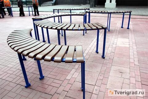 Скамейки змейки на трехсвятской