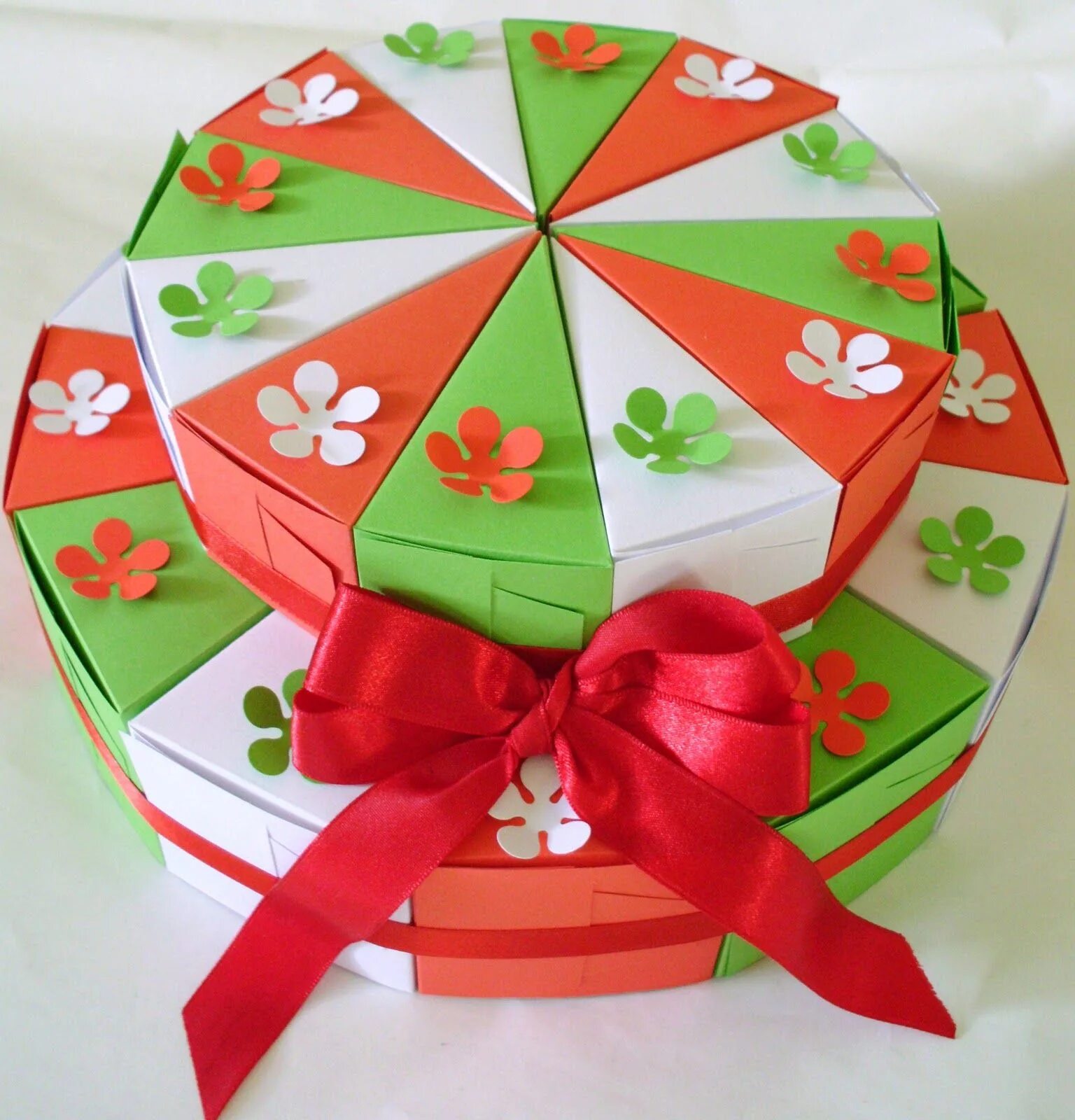 Торт подарок. Торт из бумаги ребенку. Бумажный торт. Торт из картона с подарками. Пожелания в тортик из картона.