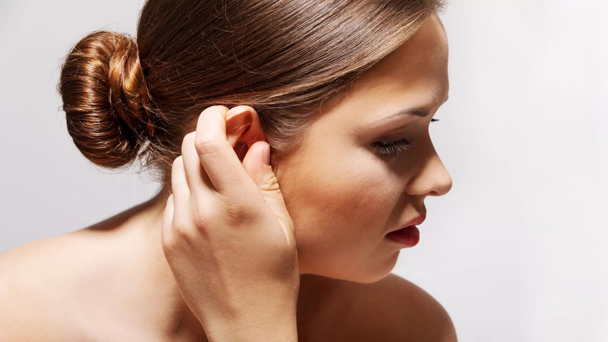 Я закрыла плотно уши. Прикрытые ладонями уши. Ухо девушки. Воспаление лимфоузла из за отита. Я закрыла плотно уши.