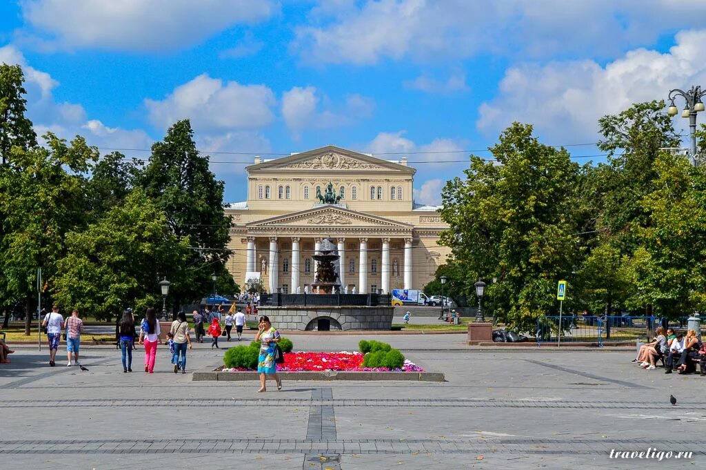 Театральная площадь какой район москвы. Театральная площадь Москва. Бове ансамбль театральной площади. Сквер у большого театра в Москве. Театральная площадь летом.