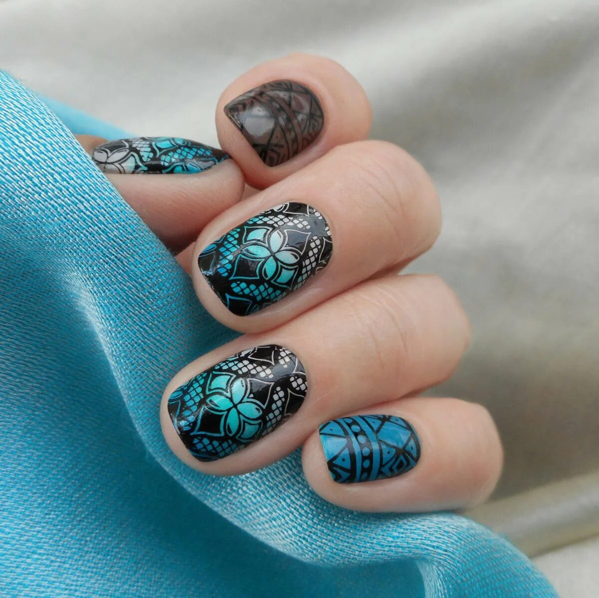 Ногти со стемпингом 2023. Стемпинг на красный лак. Маникюр стемпинг. Градиентный стемпинг. Маникюр новогодний с темпингом.