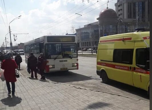 Утонул автобус барнаул. Барнаульский автобус. Пенсионерская остановка. Пенсионеры в автобус Пермь.