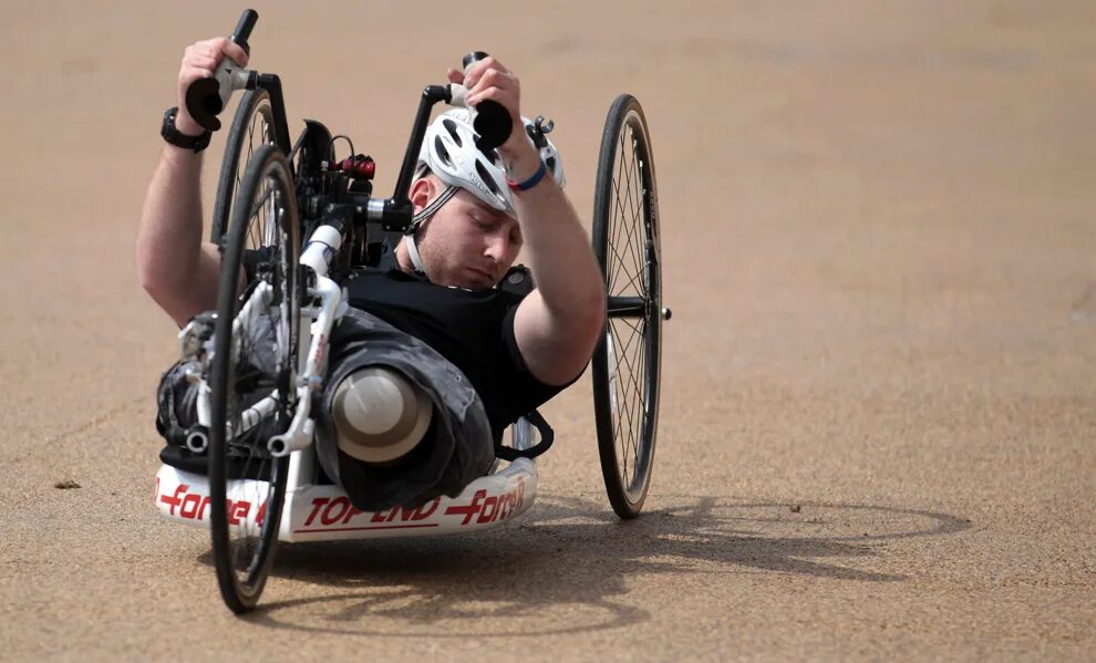Каким то странным инвалидом. Велосипед для инвалидов. Велосипед для людей с ограниченными возможностями. Смешные инвалиды на коляске. Велосипед для инвалидов колясочников.