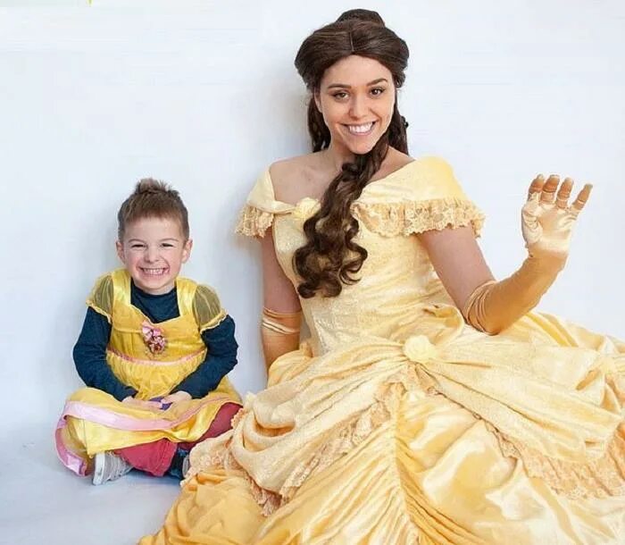 Нарядиться принцессой. Мальчик в платье принцессы. Мальчик одел платье принцессы. Мальчики одетые принцессами. Мальчики тоже принцессы.
