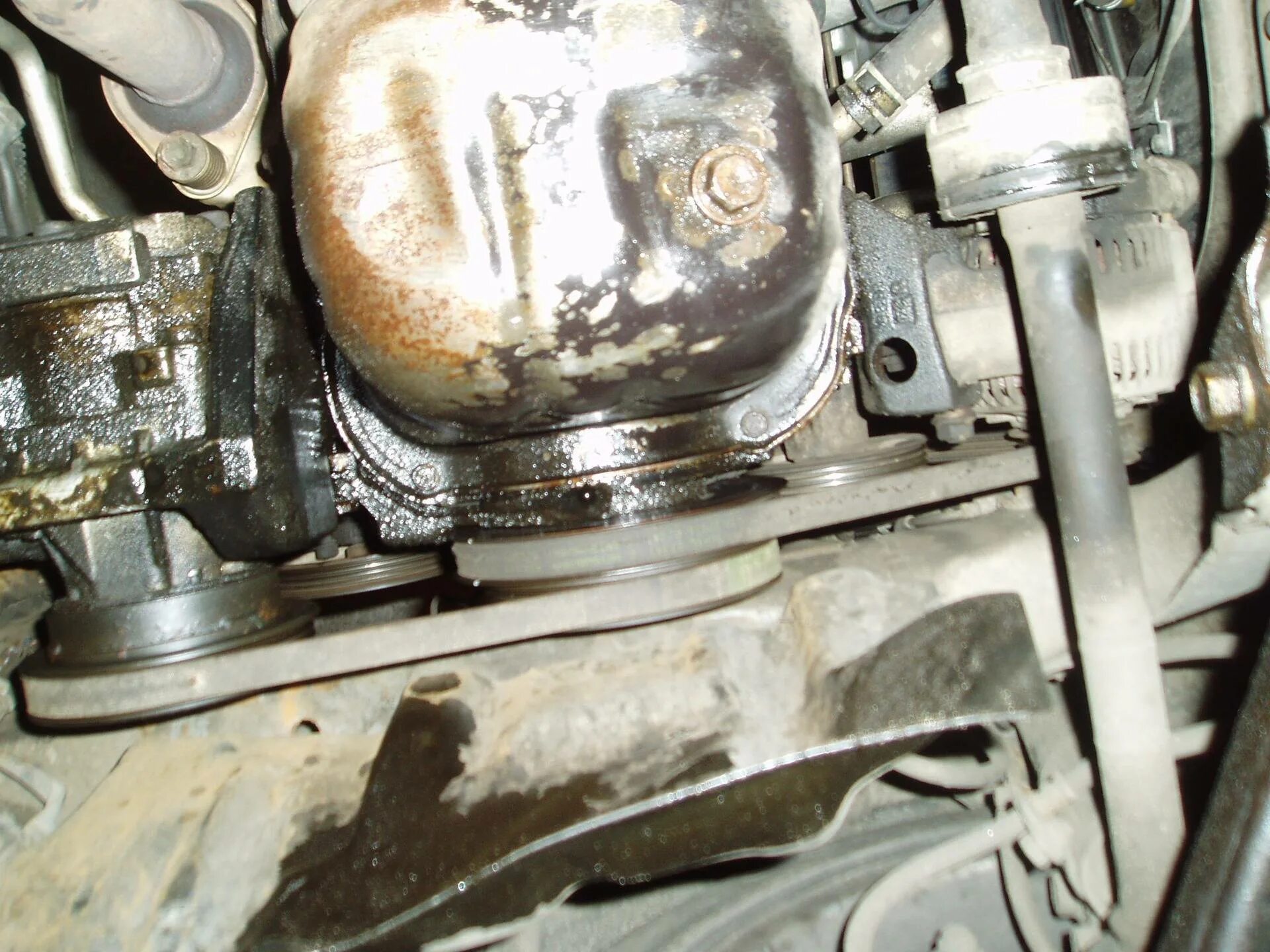 Течет масло спереди двигателя Портер 2. ГАЗ 24 течь масла снизу. Вытекает масло из двигателя ВАЗ 2114. Подтеки масла. Откуда может течь масло в двигателе