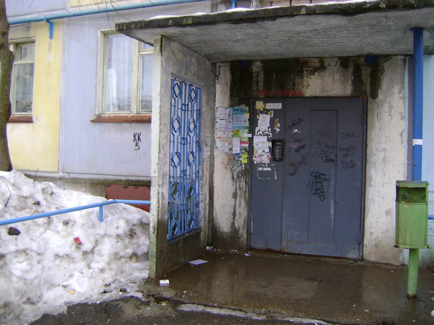 подъезд. подъезд снаружи зимой. снежный подъезд. подъезд зимой. подъезд снаружи.