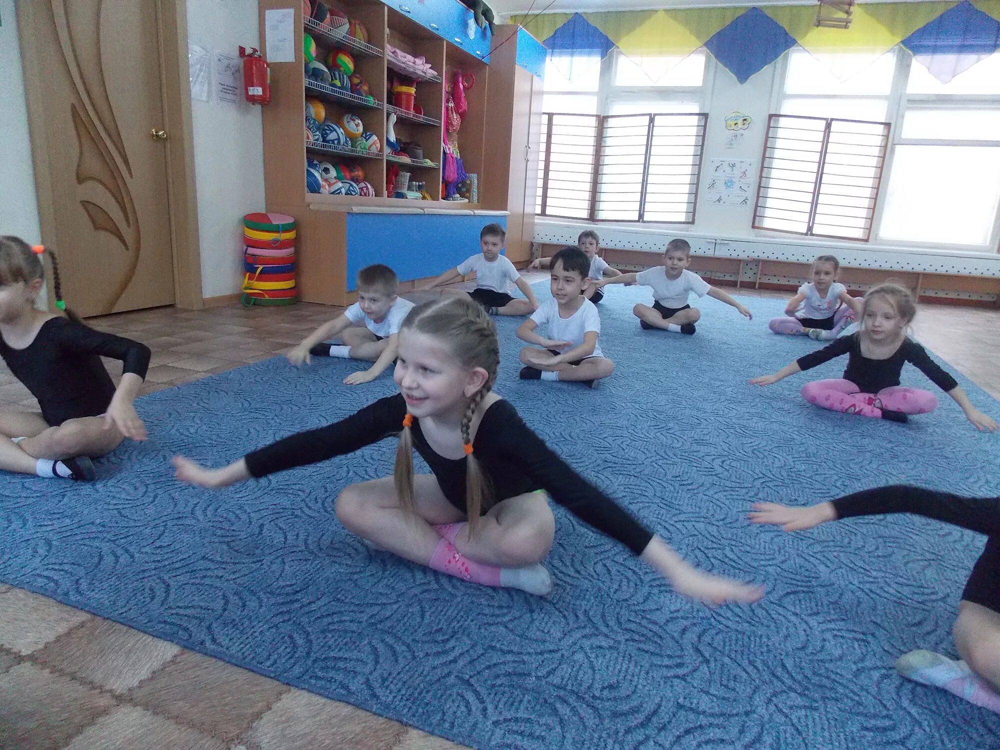 общеразвивающая гимнастика для детей. художественная гимнастика в детском саду. акробатика для детей. гимнастические занятия для детей. спортивные занятия для детей.