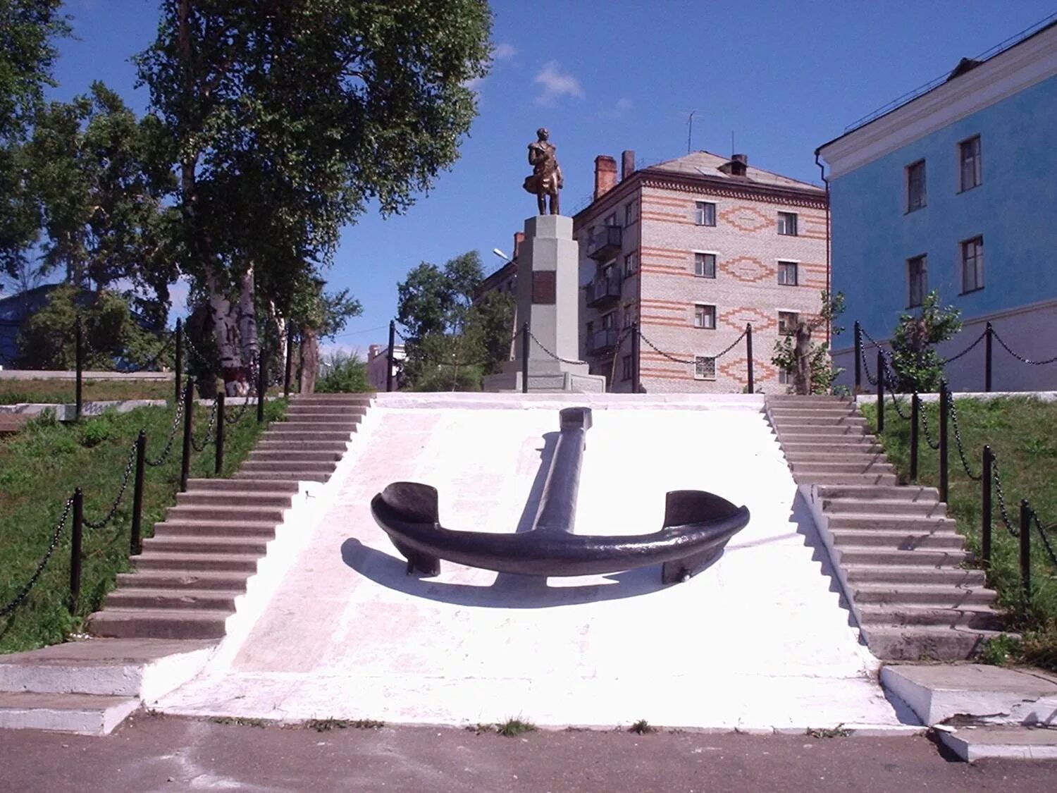 Николаевский на амуре городской. Памятник Невельскому в Николаевске на Амуре. Памятник Невельскому в Николаевске. Николаевск на Амуре сквер.