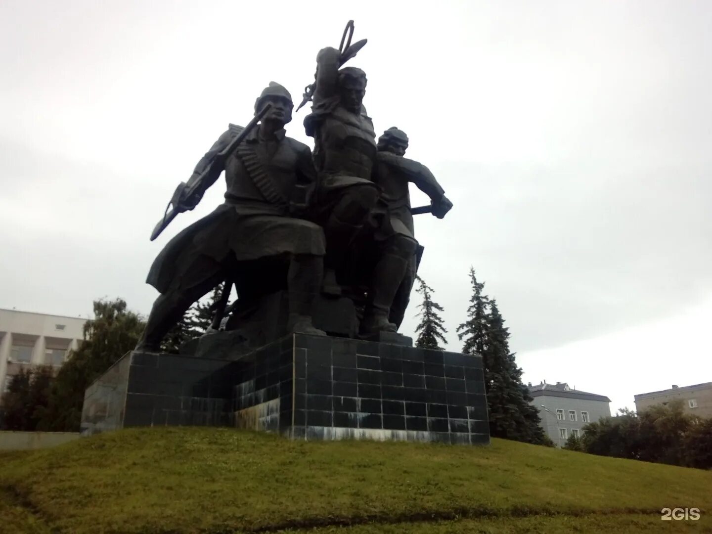 Памятник революционерам в уфе. Монумент великой октябрьской революции памятник. Памятник героям октябрьской революции и гражданской войны уфа. Памятник героям октябрьской революции и гражданской войны уфа. Монумент героям гражданской войны юрга.