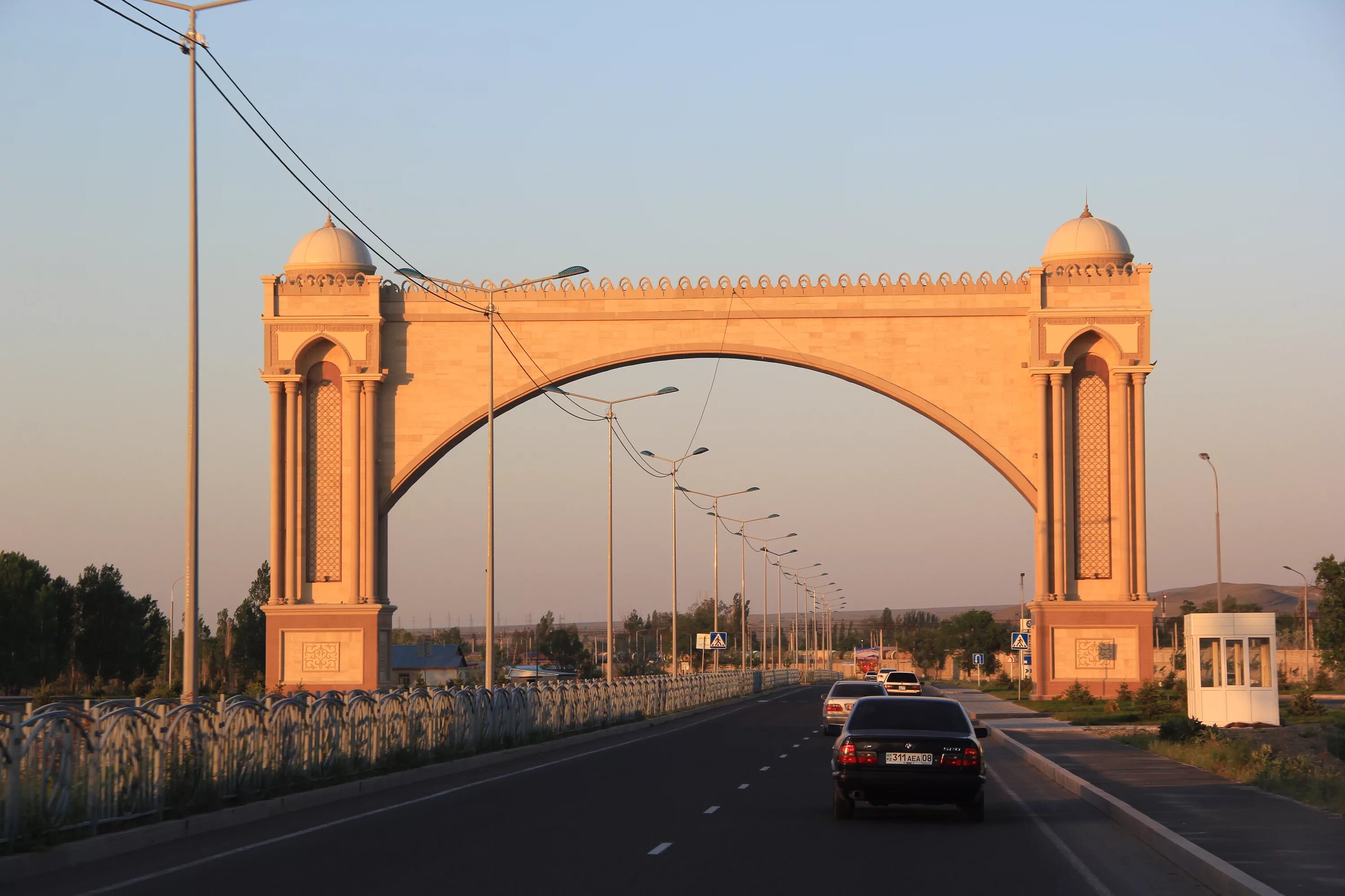 Тараз сегодня. Тараз город в Казахстане. Арка Тараз Казахстан. Город Тараз достопримечательности. Тараз Джамбул.