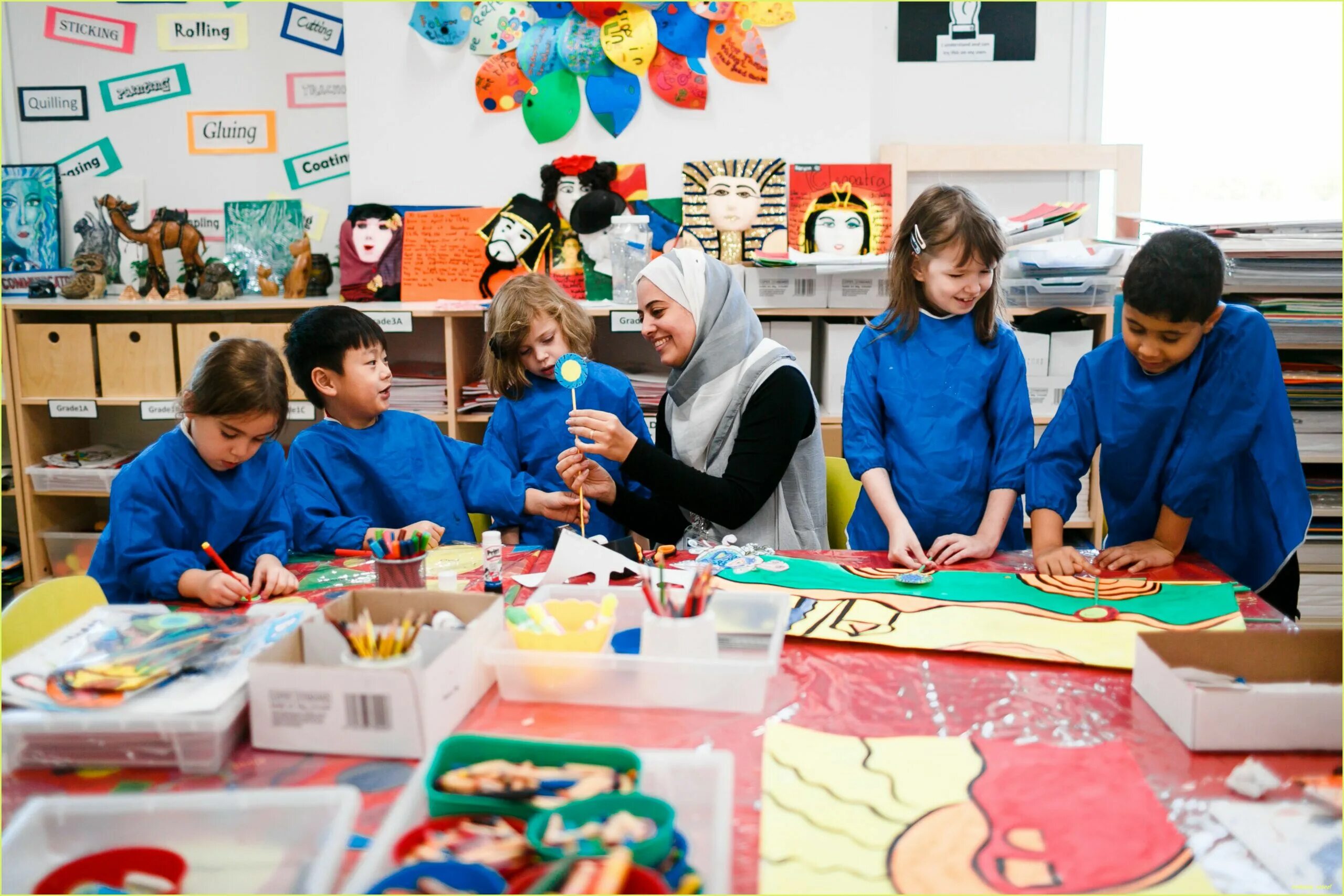 Go to primary school. Art class students. the arts in the primary school.