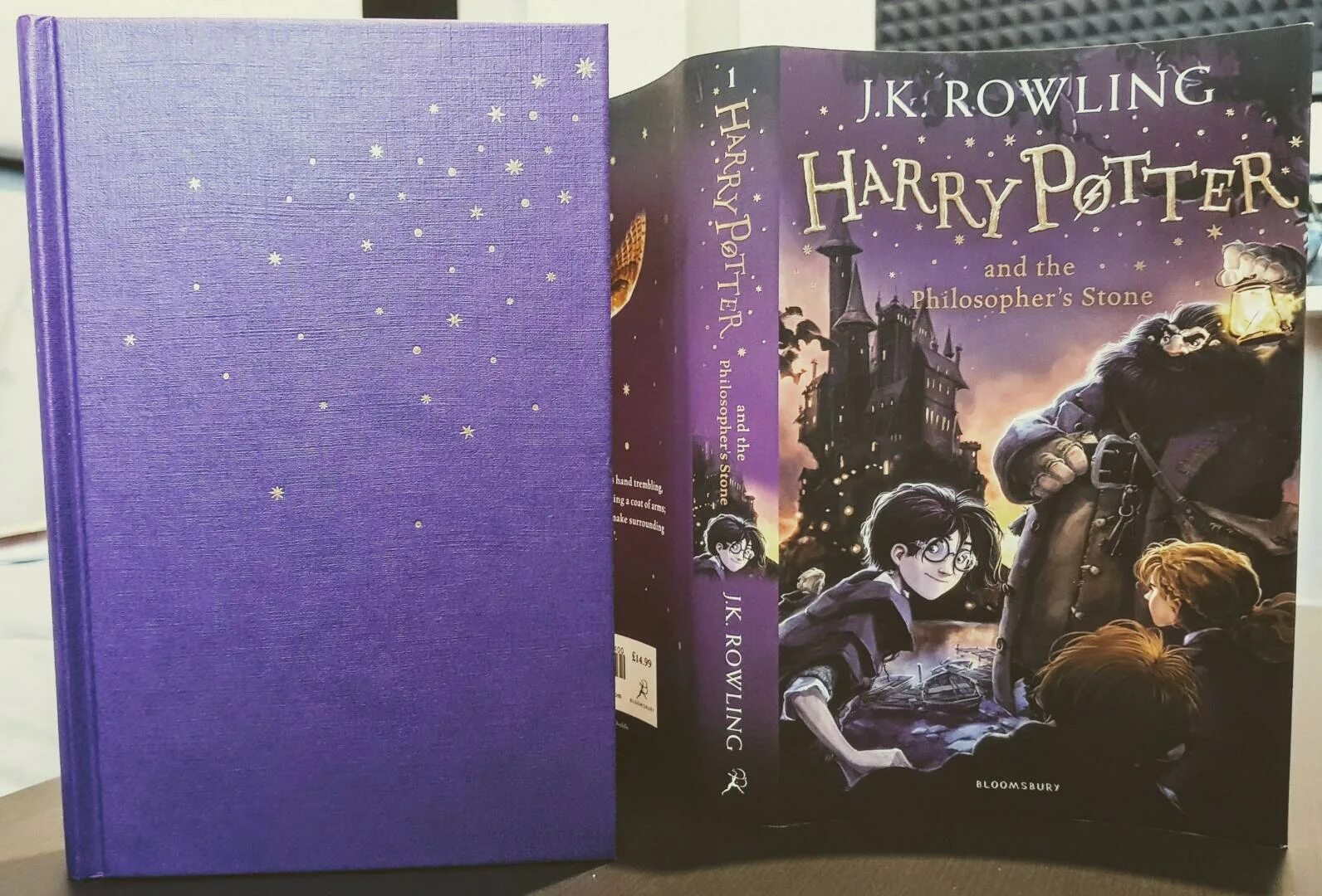 Сказку философский камень. Harry Potter and the philosopher's Stone book Bloomsbury. Обложка книги Harry Potter and the philosopher`s Stone. Harry Potter and the philosopher s Stone обложка.