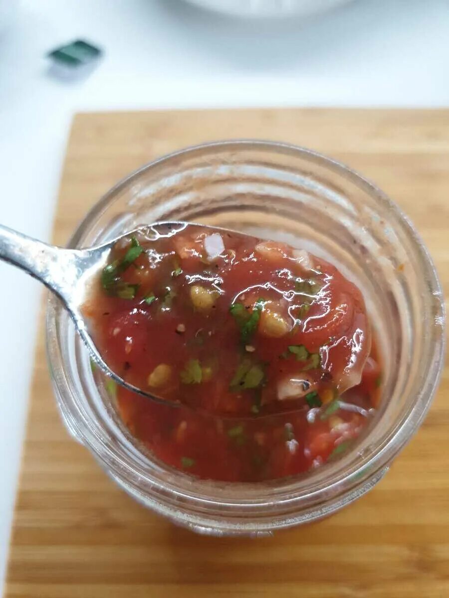 Соус из помидор на зиму для шашлыка. Соус с кинзой и томатной пастой. томатный соус к шашлыку. красный соус для шашлыка. соус томатный с зеленью для шашлыка.