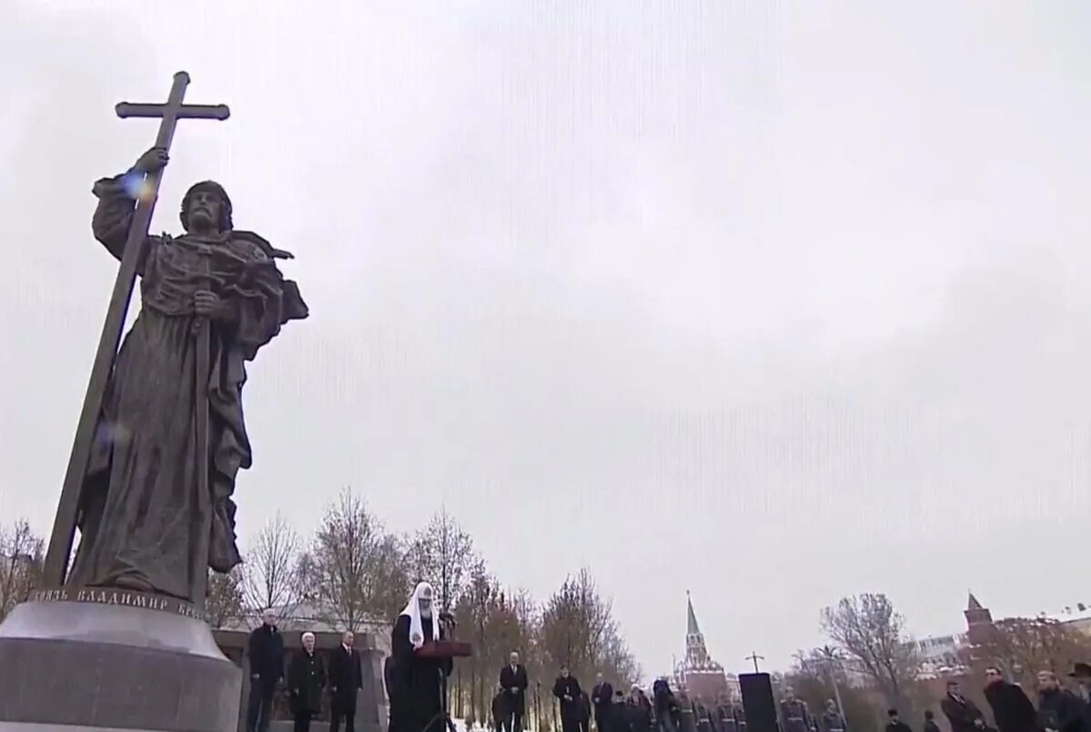 Крещение Руси памятник Владимиру в Москве. Скульптура князя Владимира в Москве. Памятник князю Владимиру в Москве. Памятник святому Владимиру у Кремля. Памятник князю василию i