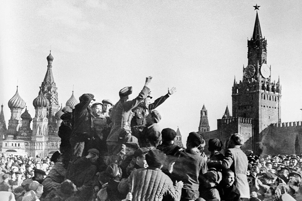 Победа в вов. Кадры Победы 1945. Салют Победы 1945 года на красной площади в Москве. Победа в Великой Отечественной войне. Москва май 1945