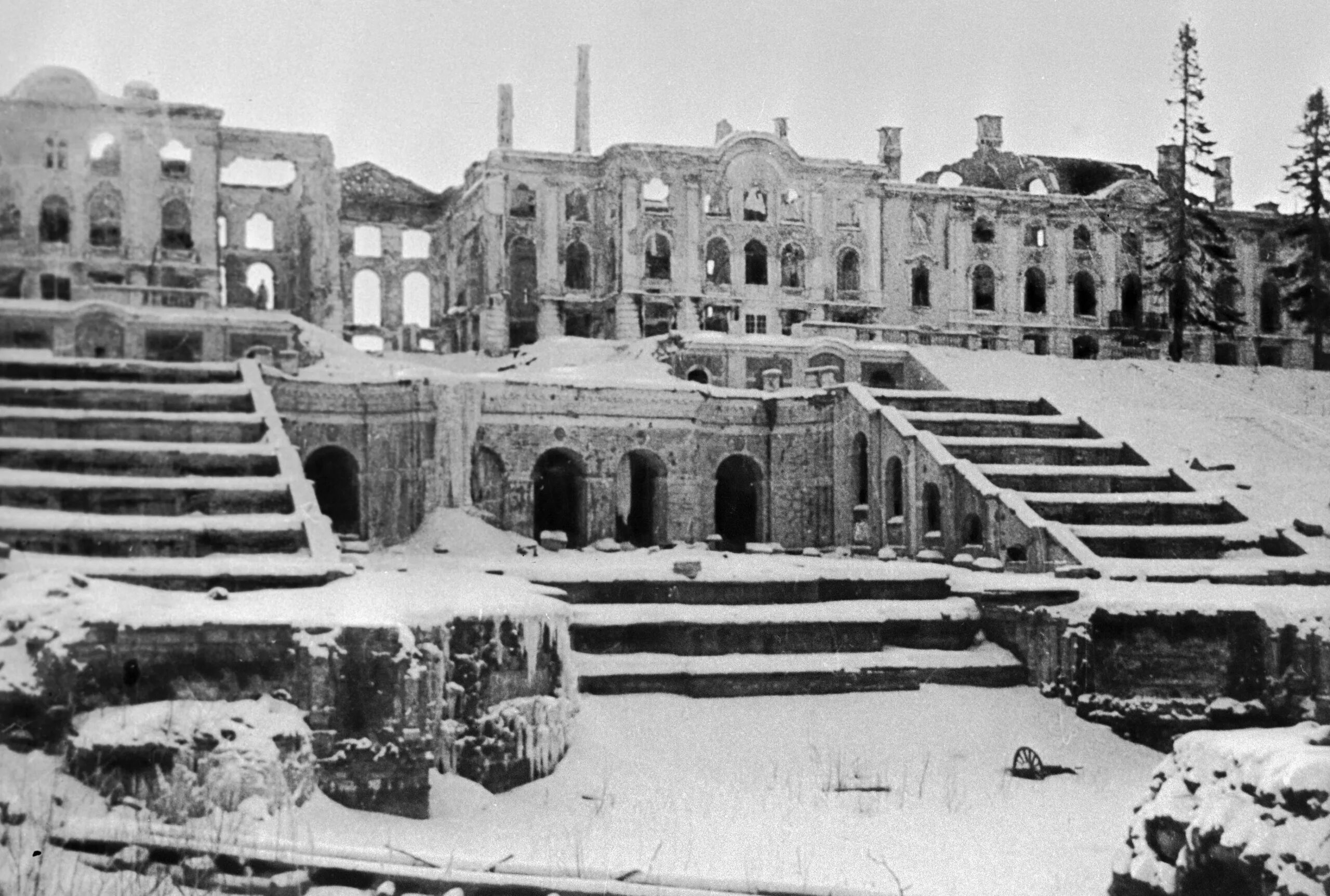 Большой дворец в Петергофе после войны. Петергоф 1944. Большой дворец 1944 Петергоф. Петергоф 1945. Разрушенный санкт петербург