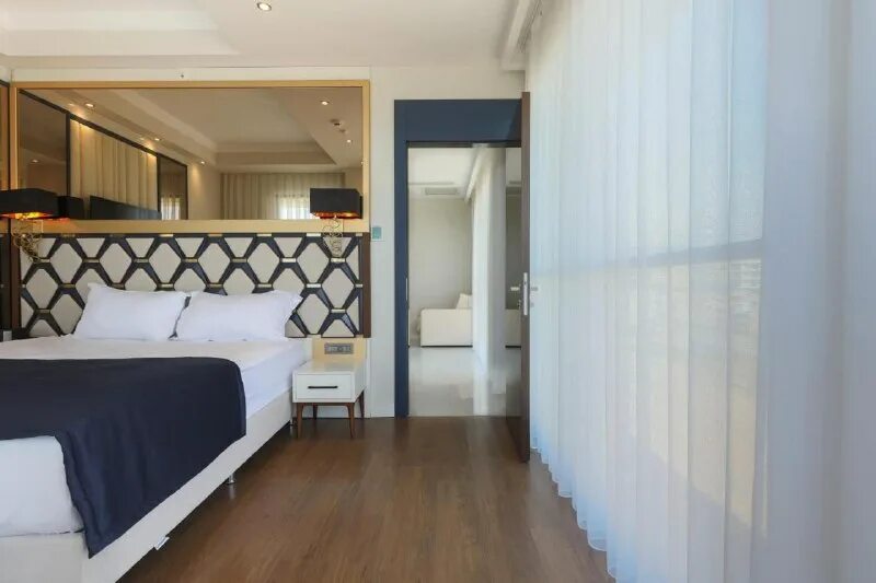 Стильные отели алании. Titanic mardan palace antalya hotel 5. Серенити квин отель алания. Серенити квин отель. Serenity queen hotel 5.