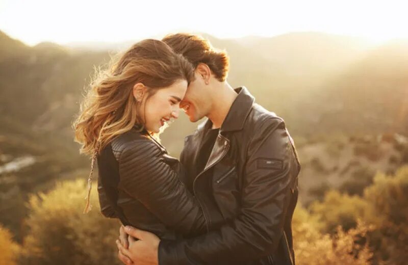 Couples 9. Романтик мужчина светлые волосы. Влюбленные пары. Объятия влюбленных. Влюбленные обнимаются.