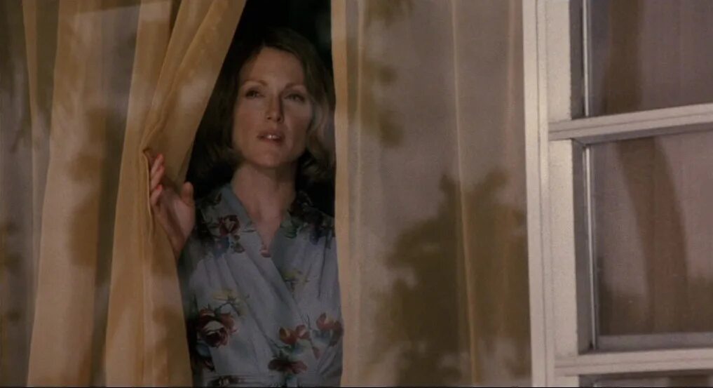 Хочу соблазнить сына. Julianne Moore 1997. Julianne Moore the hours 2002. Джулианна Мур сказки с тёмной стороны. Джулианна Мур 1990.