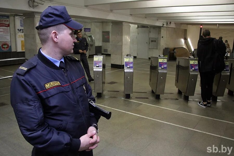 Инспектор безопасности в метрополитене. Служба безопасности метрополитена Минск. Охрана метро. Охрана метрополитена. Инспектор службы безопасности метрополитена форма.