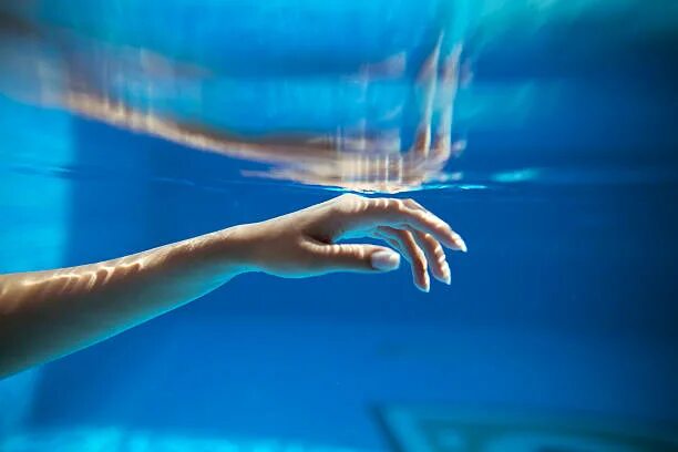Вода в руках. Человеческая рука и вода. Рука под водой. Включи руки вода