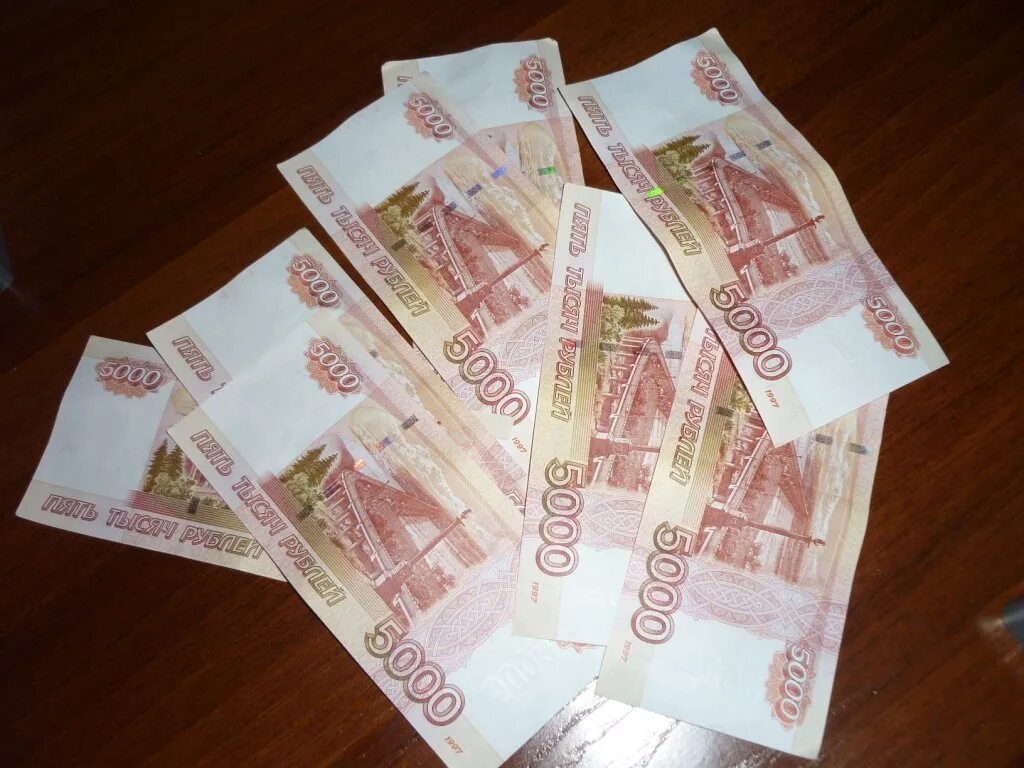 Сорок тысяч. Тысячные купюры на столе. 40 тысяч рублей в руках. 5 тысячные купюры на столе. деньги на столе в руках.