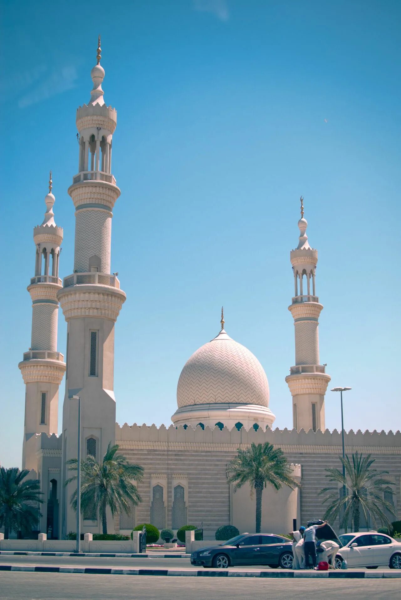 Какие города мусульманские города. Мечеть Шариф Багдад. Каир Гранд мечеть. Мечеть Каир исламский центр. Храм в Дубае.