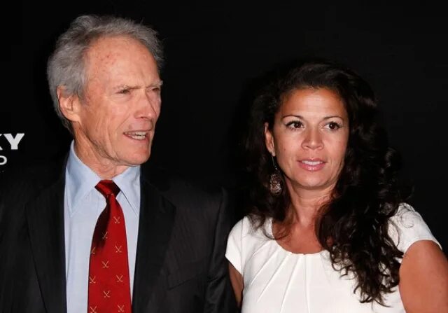 Разница в возрасте 2022. Clint Eastwood dina Eastwood. Clint Eastwood – dina Ruiz. Клинт Иствуд с женой Диной разница в возрасте. Клинт Иствуд с женой.