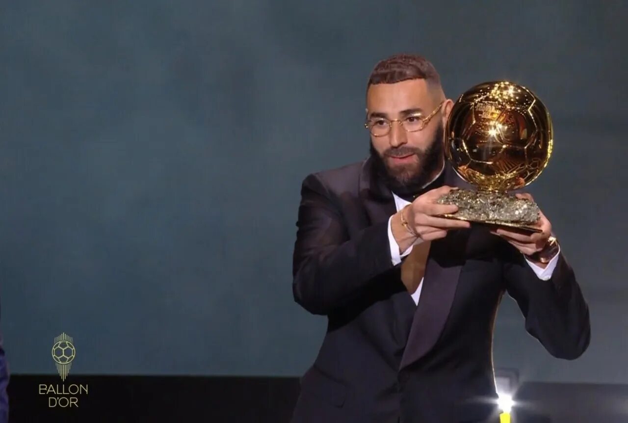 Церемония награждения золотой. Karim Benzema Ballon dor. Benzema Ballon d'or. Benzema with Ballon dor.