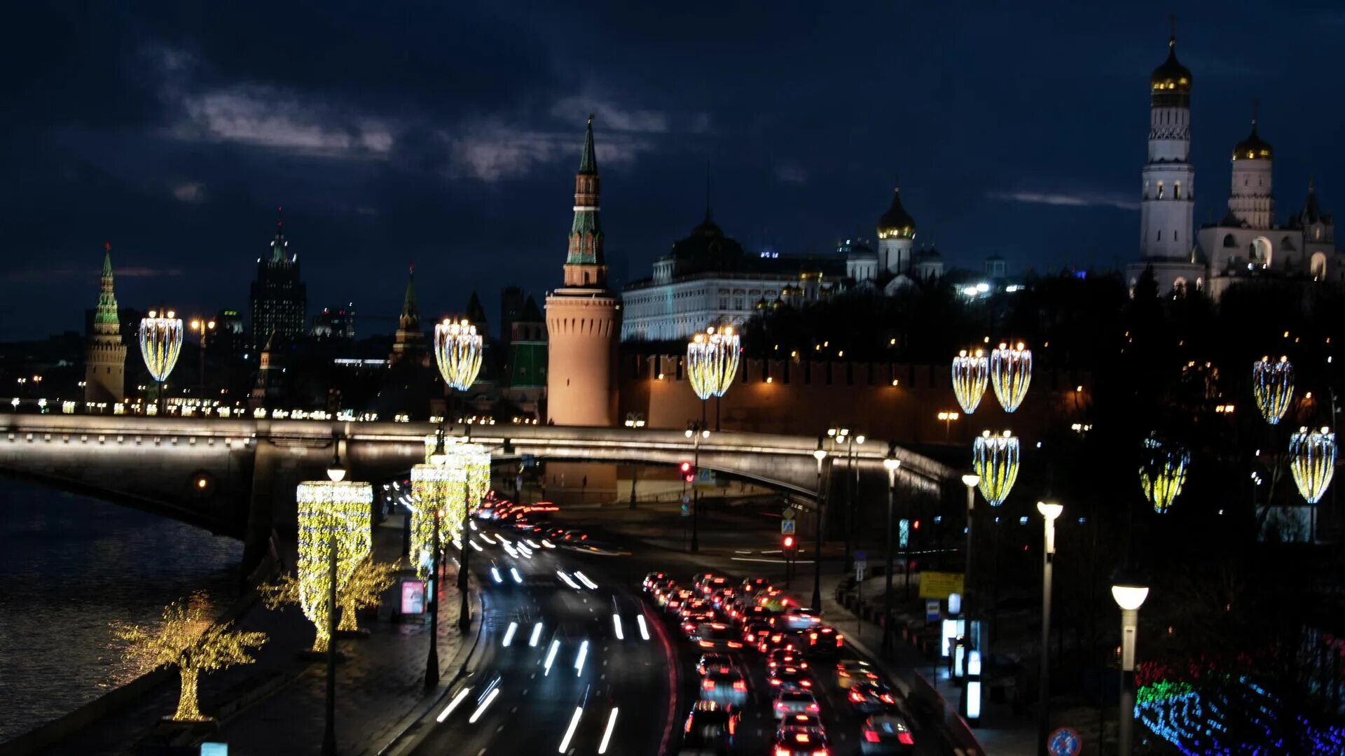 Буда россия. Салют на Москворецком мосту. Салют на Москворецкой набережной в Москве. Большой Москворецкий мост 2021. Большой Москворецкий мост новый год Москвы.