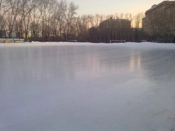 Каток электросталь металлург. Лед каток. Каток пустой. Каток без людей. Городской каток.