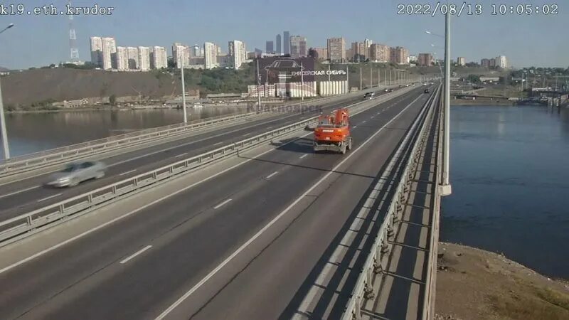 В красноярске на николаевском мосту. ЧП Красноярск Николаевский мост. Николаевский мост Красноярск. ДТП Красноярск на Николаевском мосту 3,03,2024. Видео падения с моста Красноярск.