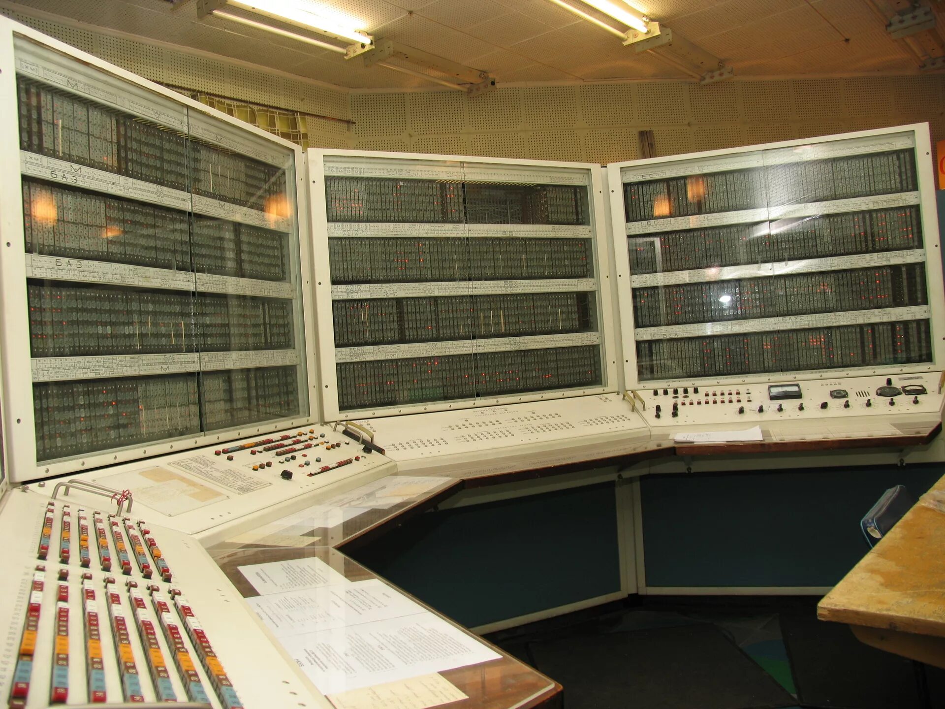 Электронный компьютер электронная машина. ЭВМ 2 поколения БЭСМ-6. БЭСМ-6 поколение ЭВМ. БЭСМ 6 Лебедева. БЭСМ-6 (1967 год).