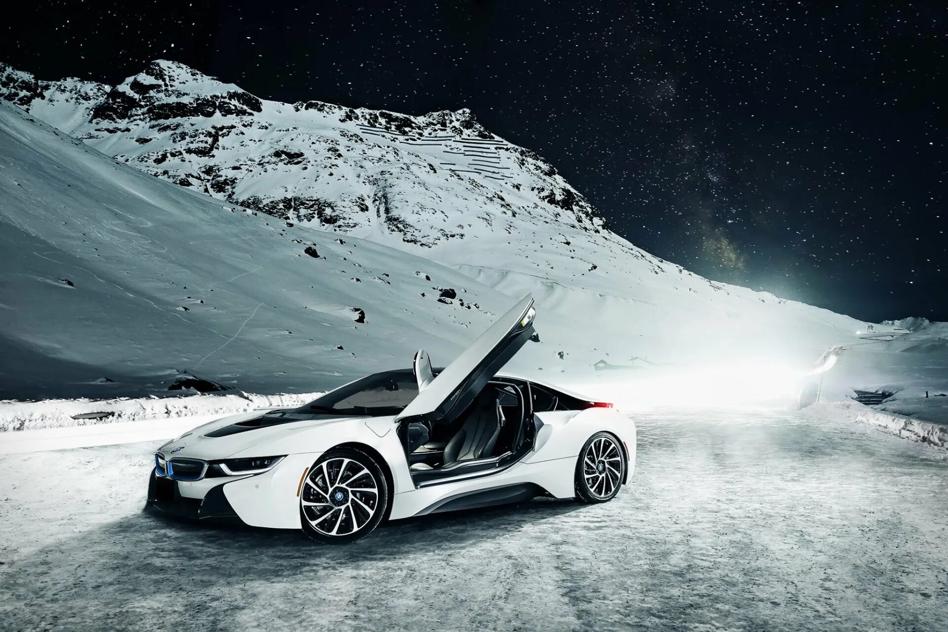 Зима 8. BMW i8 Wallpaper 4k. BMW i8 в снегу. БМВ i8 зимой. BMW i8 белая HD.