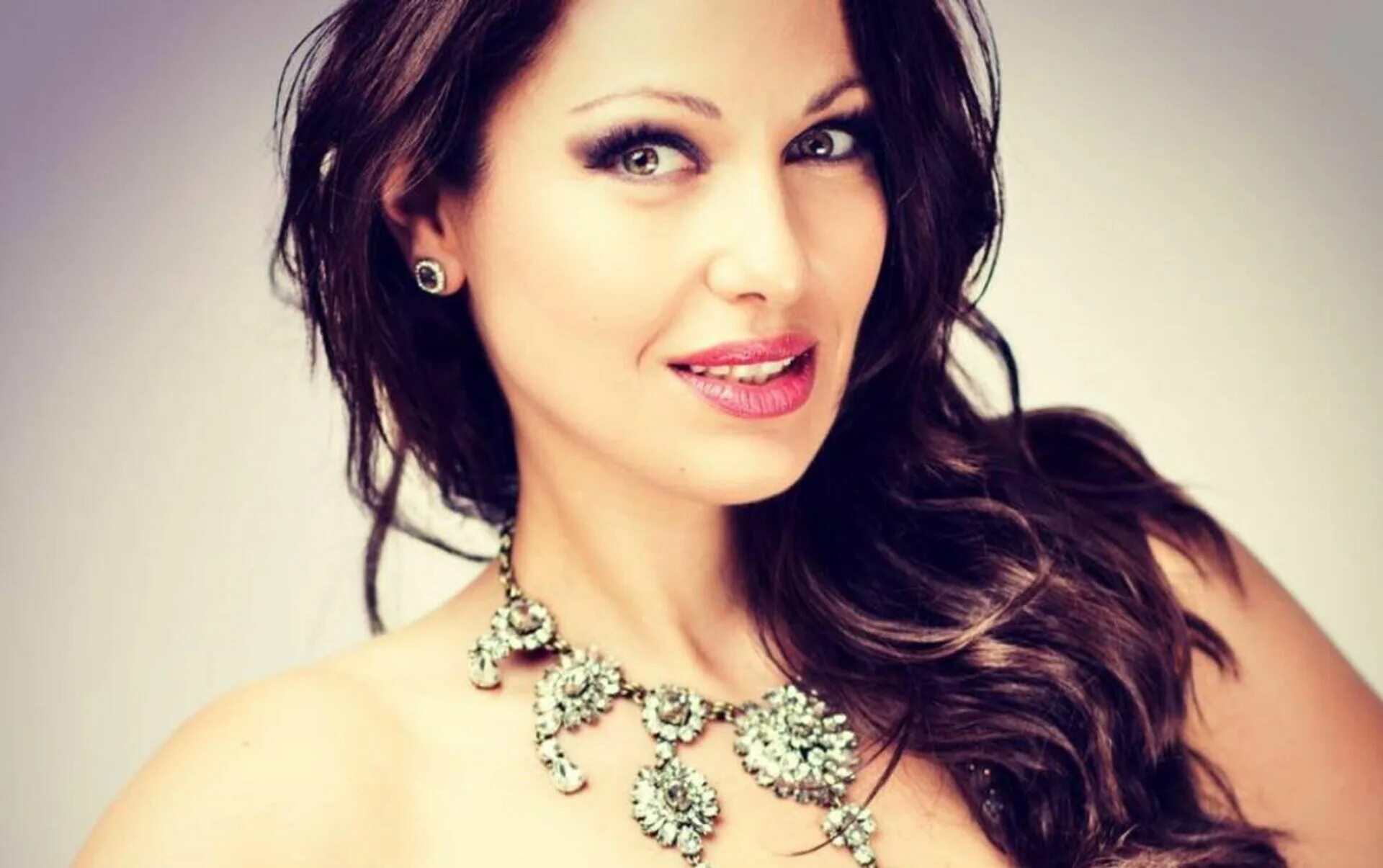 Хибла оперная певица. Грузинская оперная певица. Грузинская оперная певица. Хибла герзмава. Хибла герзмава портрет.