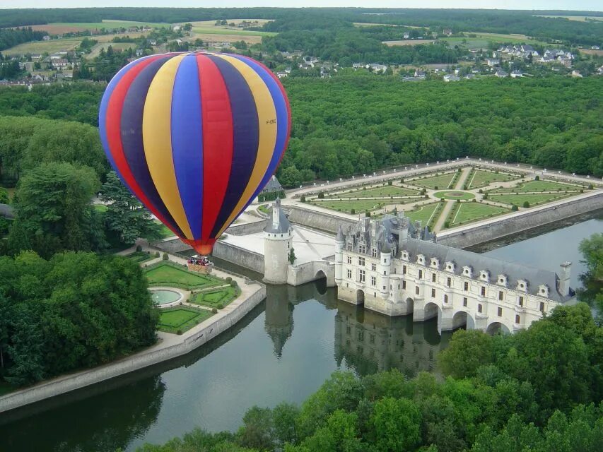 Шарами парижа. Шато де монгольфьер. Долина Луары воздушные шары. Воздушный шар Франция. Воздушный шар над Парижем.
