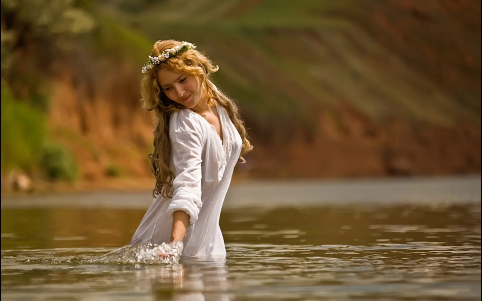 Красивые приличные. Фотосессия у реки. Фотосессия в воде. Славянские девушки. Девушка у реки.