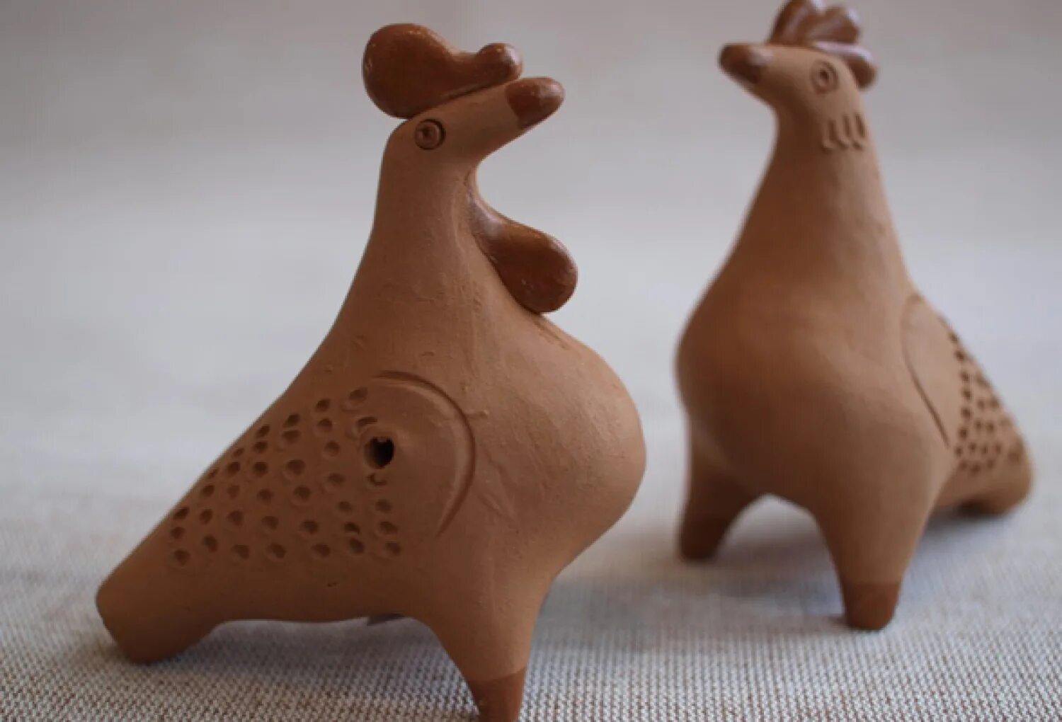 Глиняная народная игрушка свистулька. Керамика свистульки. Игрушки из глины для детей. Игрушки из глины для детей. Глиняная игрушка свистулька петушок.