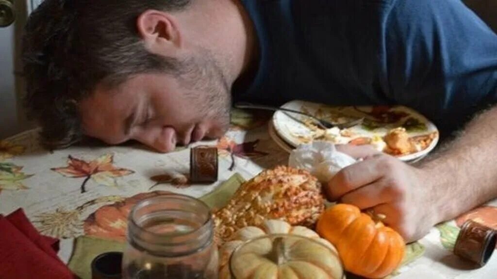 Женщина на диете. Бывший голодный во сне. Бывший голодный во сне. Девушка у холодильника. Человек ест ночью.