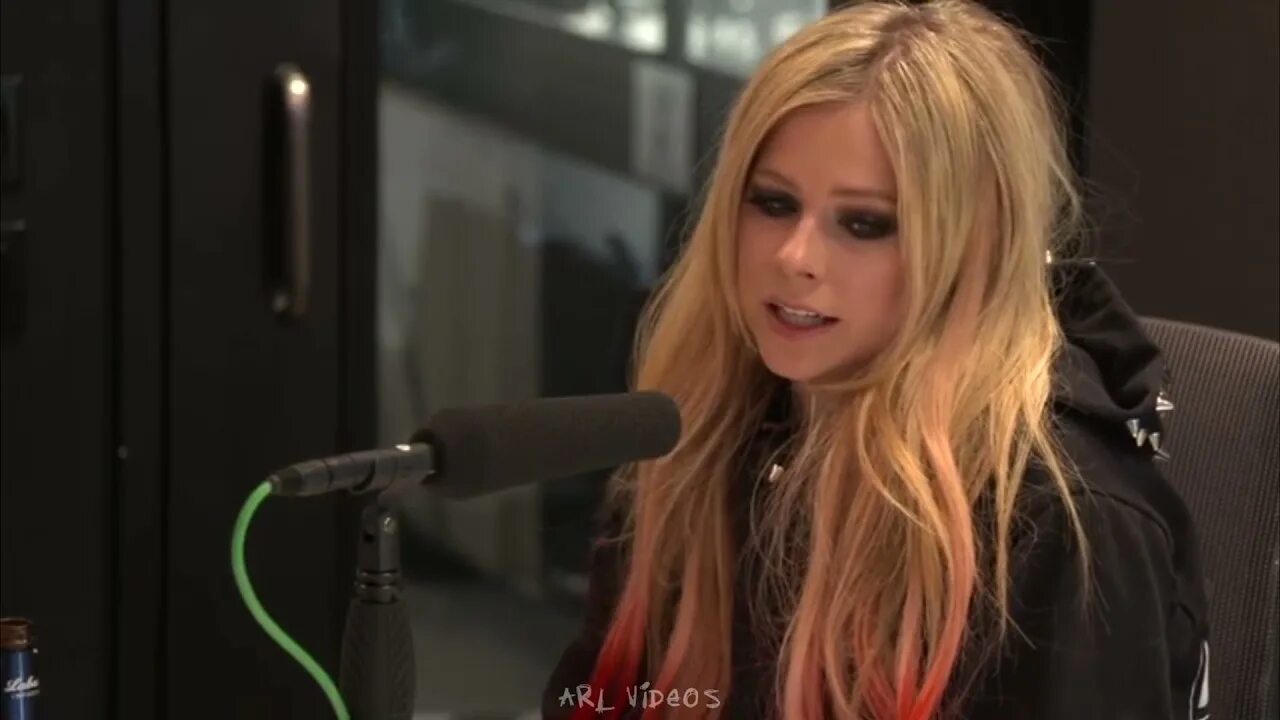 Bite me клип. Bite me клип. Трэвис баркер и аврил лавин. Барабанщик avril lavigne. Avril bite me.