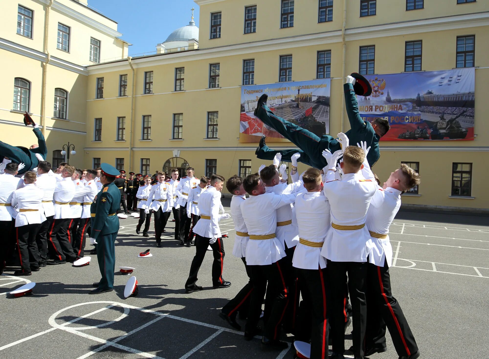 Выпуск из Суворовского училища. Выпуск 65 СПБ СВУ 2021 год. Выпускной у артиллерийской Академии. Курсанты отмечают выпускной СПБ. Сву выпуск