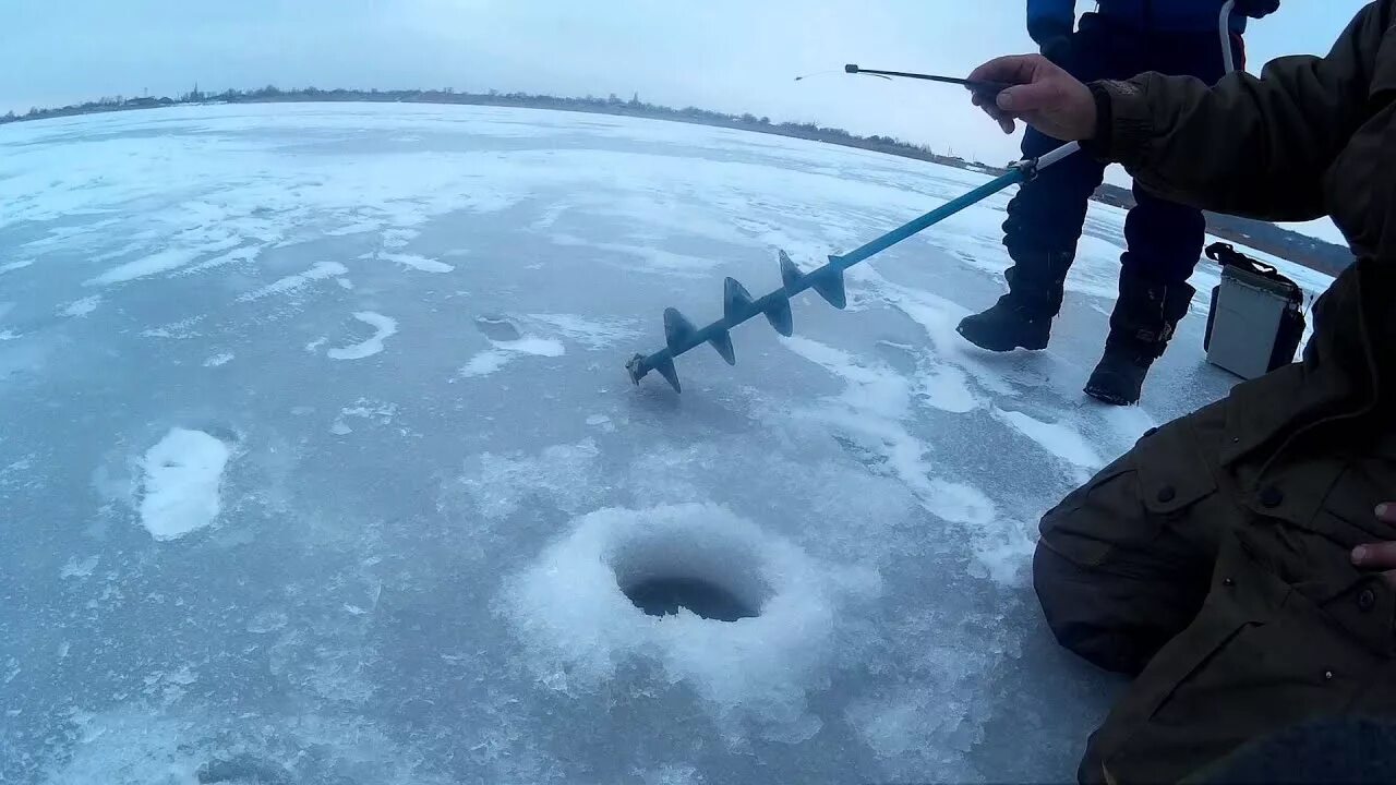 Ловля со льда видео. Зимняя ловля на козу. Коза для зимней рыбалки на окуня. Ловля окуня зимой на безмотылку коза,. Ловля окуня зимой на блесну.