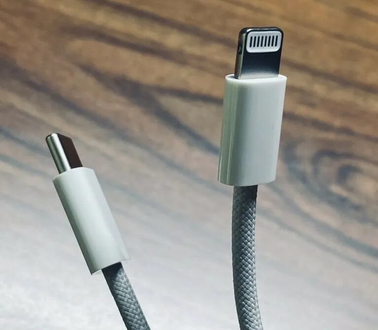 Кабель для iphone 15 pro. Apple USB C Lightning. Кабель USB Type c Lightning Apple. Зарядный шнур Лайтнинг. Iphone 12 зарядка.