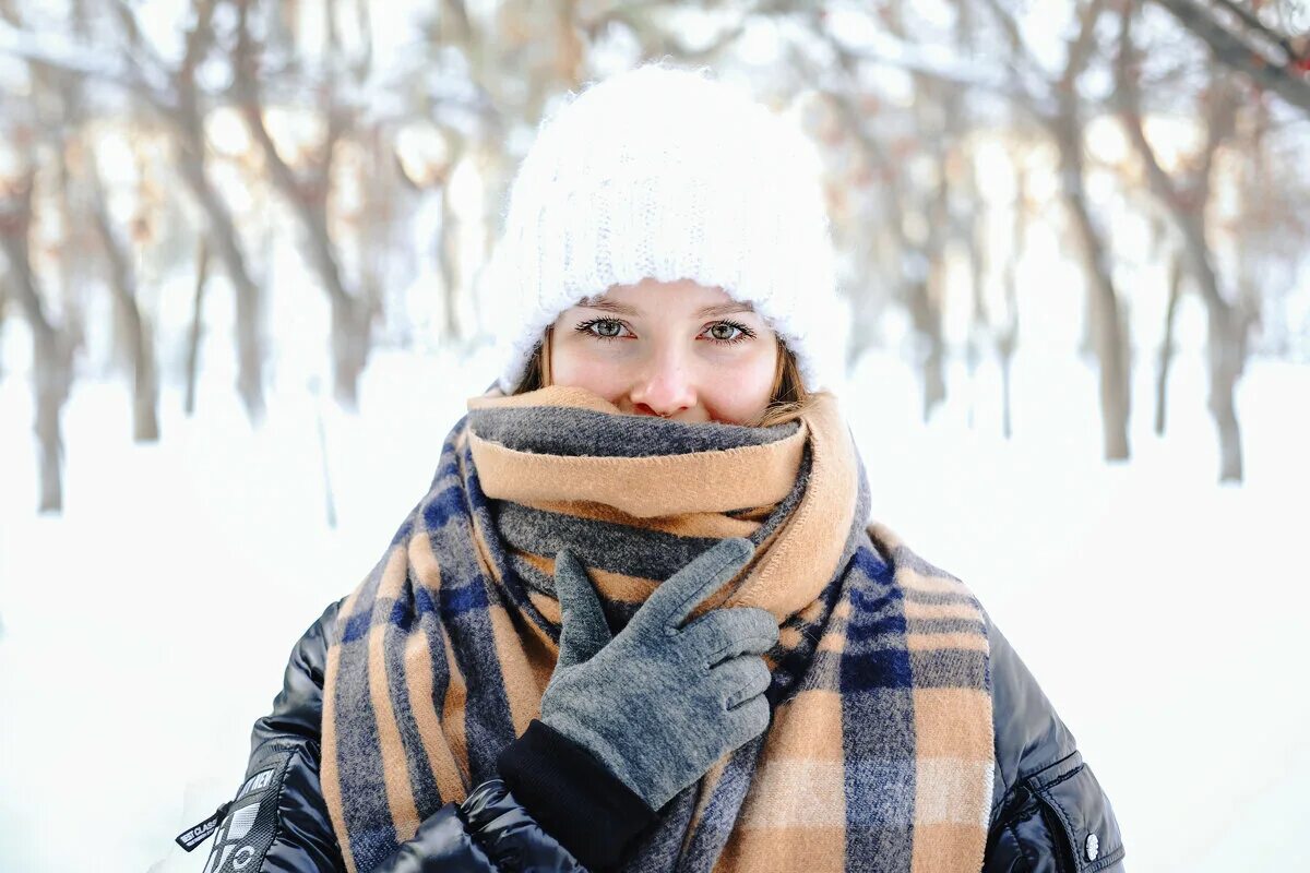 девушка мерзнет. холодному форум. холодному форум. холодные контакты картинка. холодные контакты.