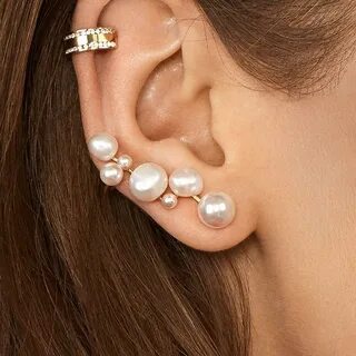 Серьга в ухе женщины