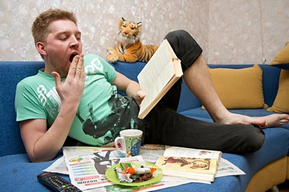 Неработающий человек. Безработные женщины. Неработающий мужчина. Неработающий. Безработица.