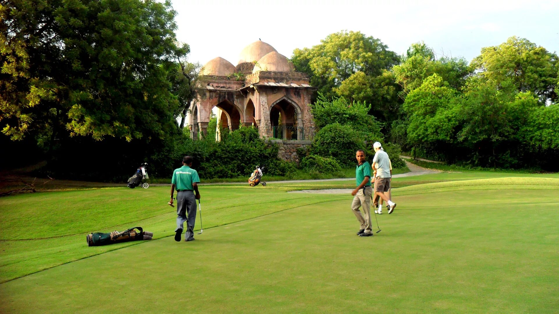 Дели клуб. Гольф в Индии. Delhi Golf Club. Исламабад поле, для гольфа. Индус на поле для гольфа.