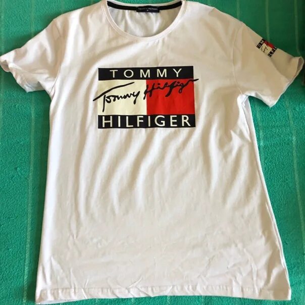 Tommy shriggly кто это. Футболка Tommy Hilfiger мужская rtlabb582501. Футболка Томми хельфегер. Tommy Lee футболка. Футболка Томми Хилфигер мужская надпись кругом.